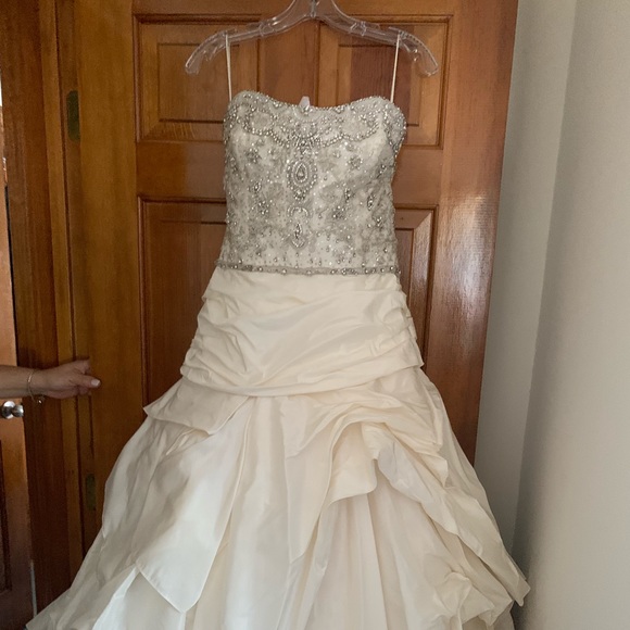 Wedding dress - Picture 1 of 8